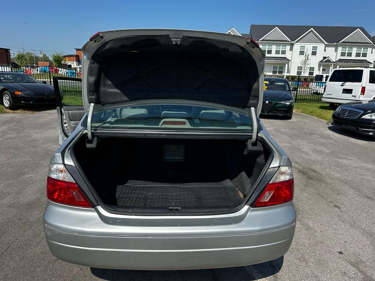 Toyota Avalon XL 2004