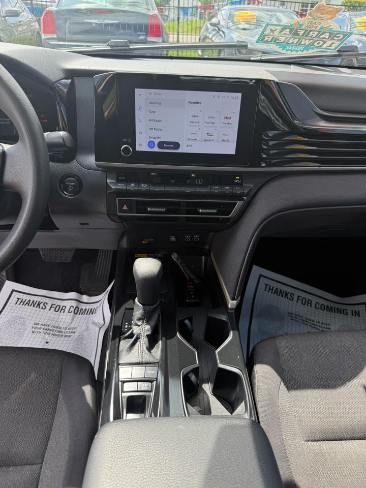 Toyota Camry Hybrid XLE 2025