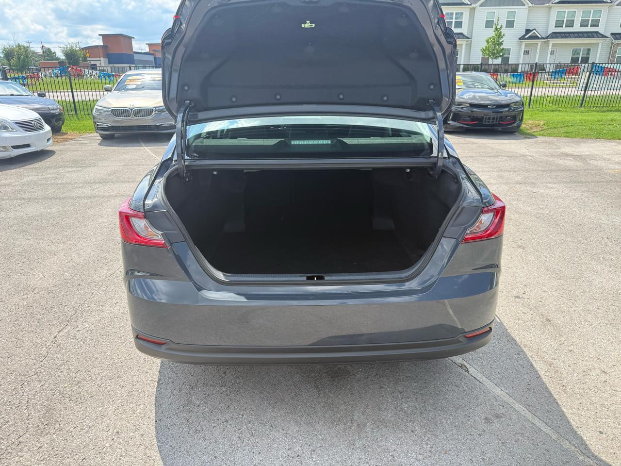 Toyota Camry Hybrid XLE 2025