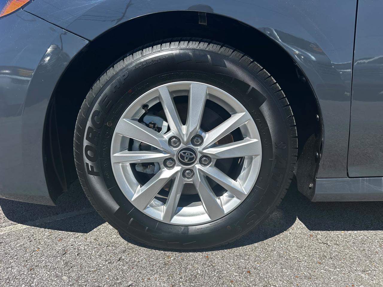 Toyota Camry Hybrid XLE 2025