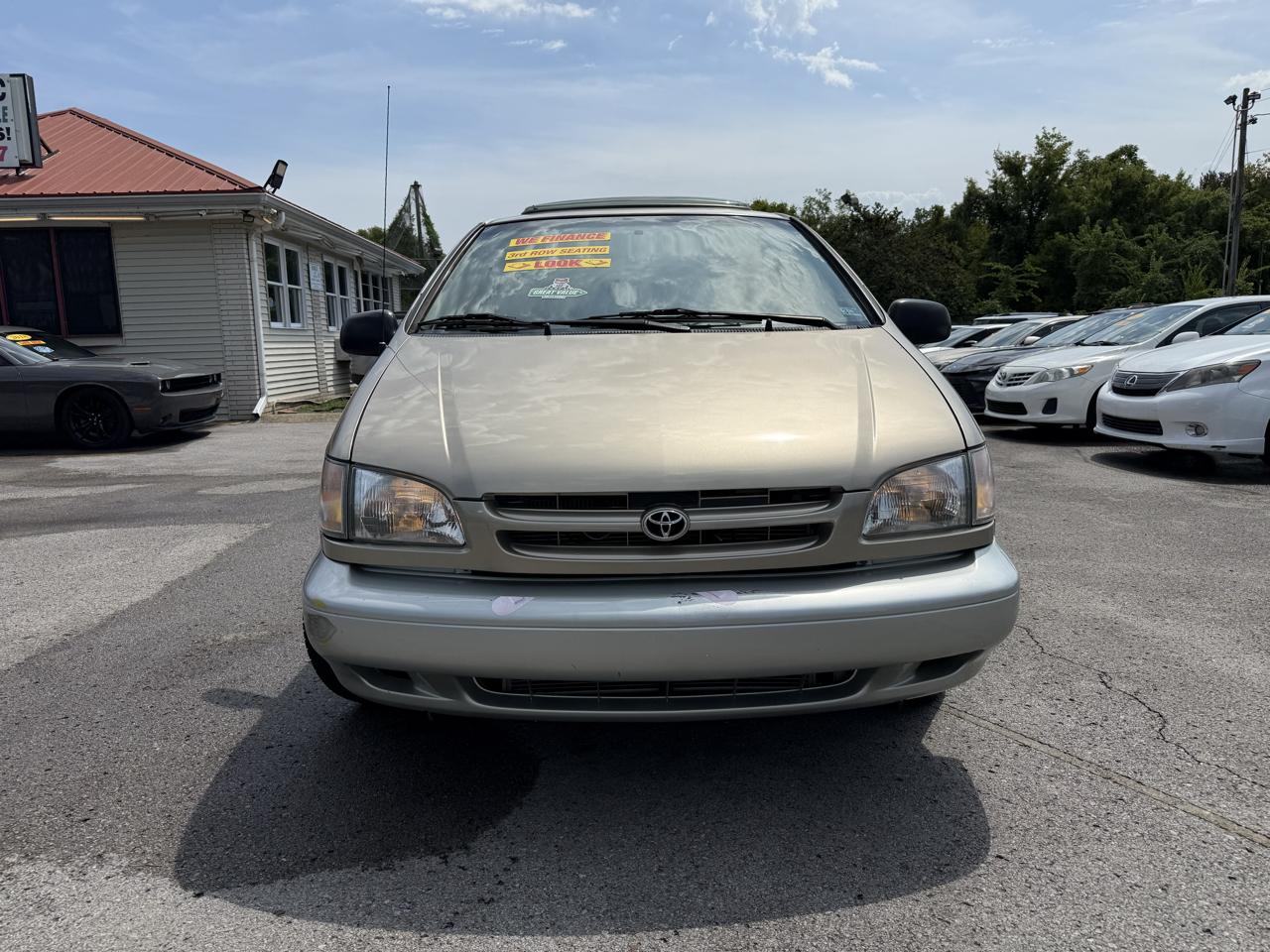 Toyota Sienna LE 4-Door 2000