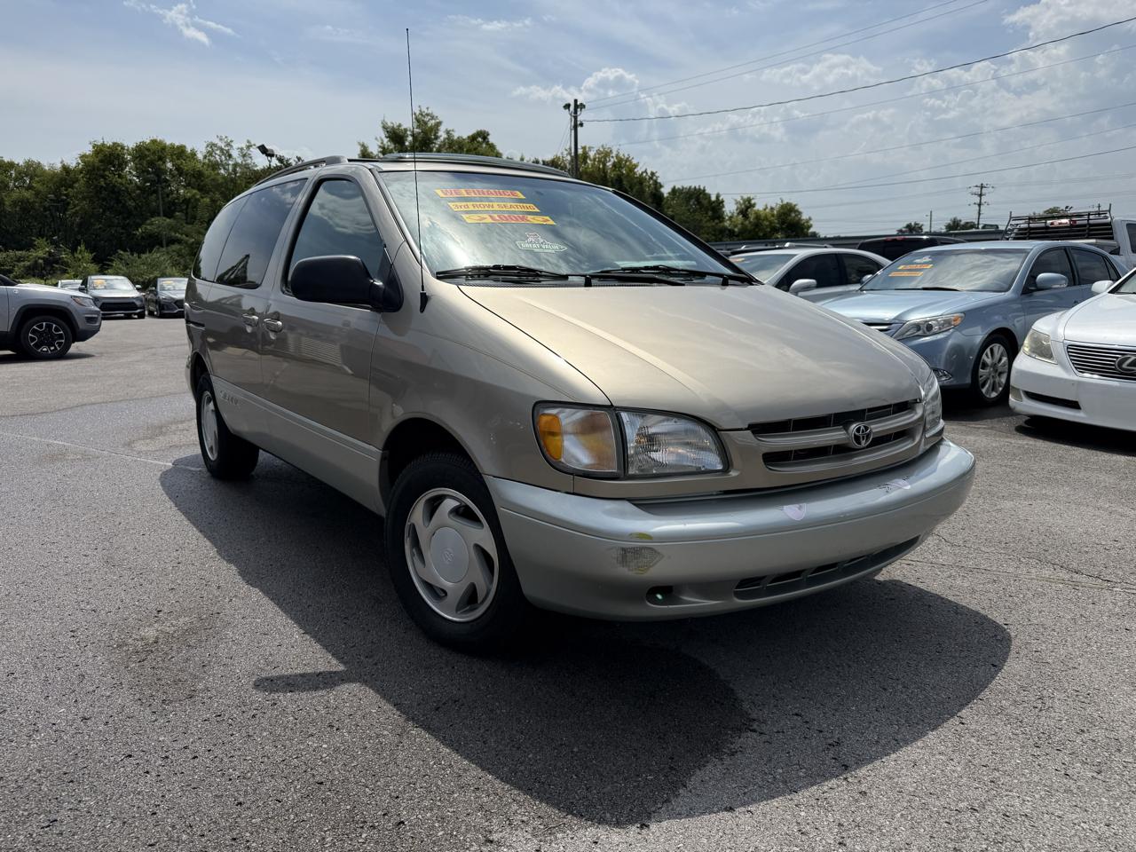 Toyota Sienna LE 4-Door 2000