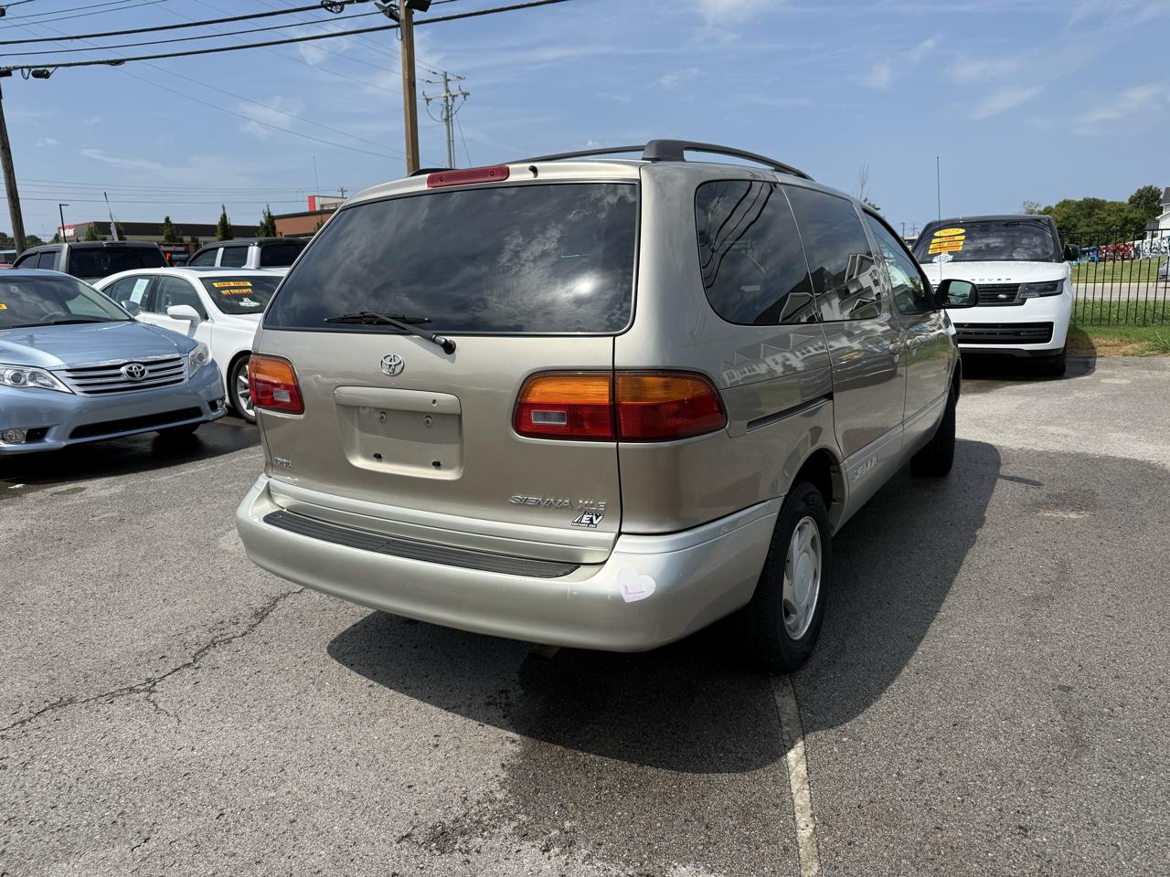 Toyota Sienna LE 4-Door 2000