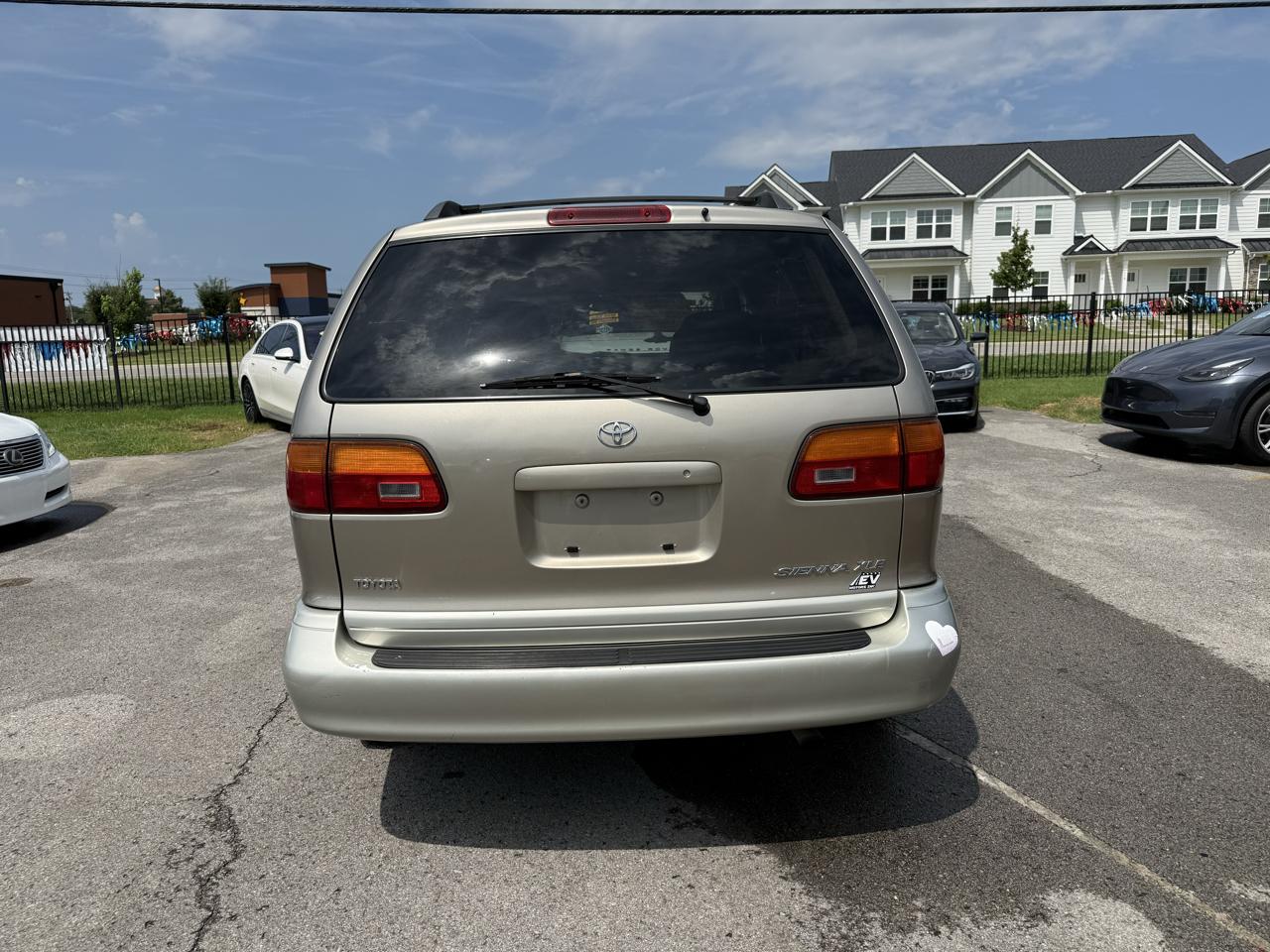 Toyota Sienna LE 4-Door 2000