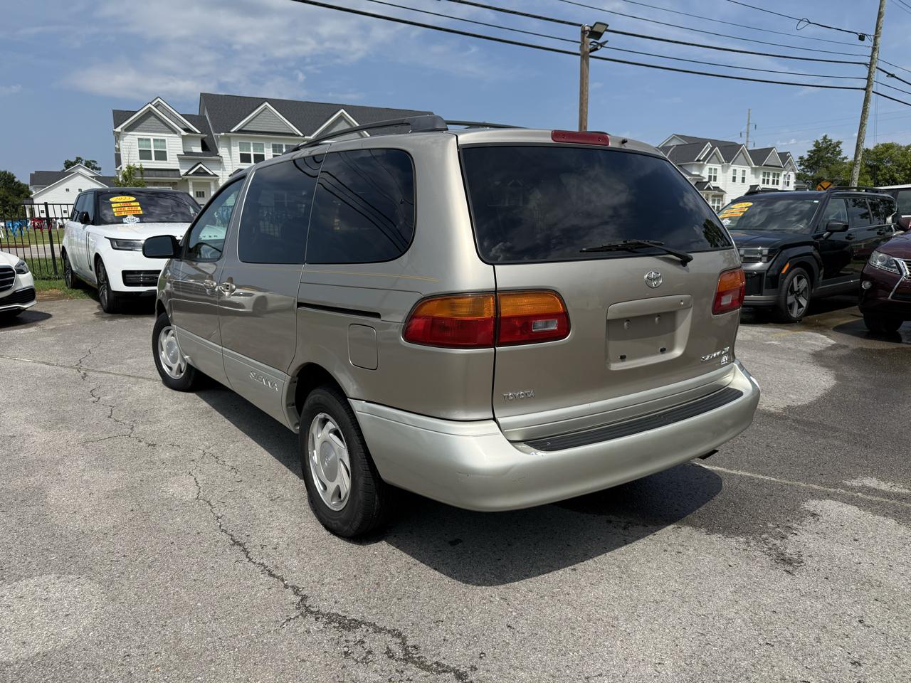 Toyota Sienna LE 4-Door 2000
