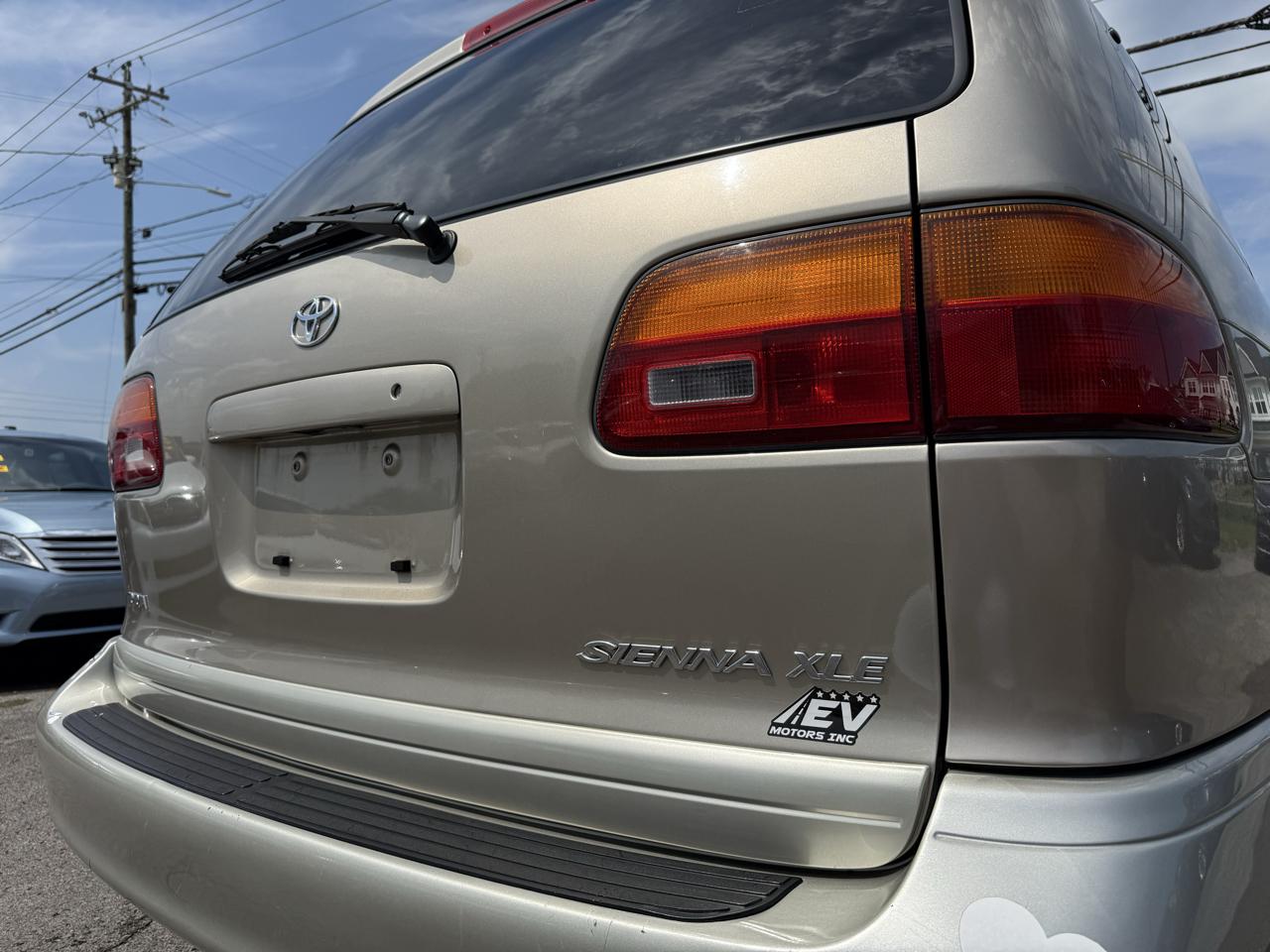 Toyota Sienna LE 4-Door 2000
