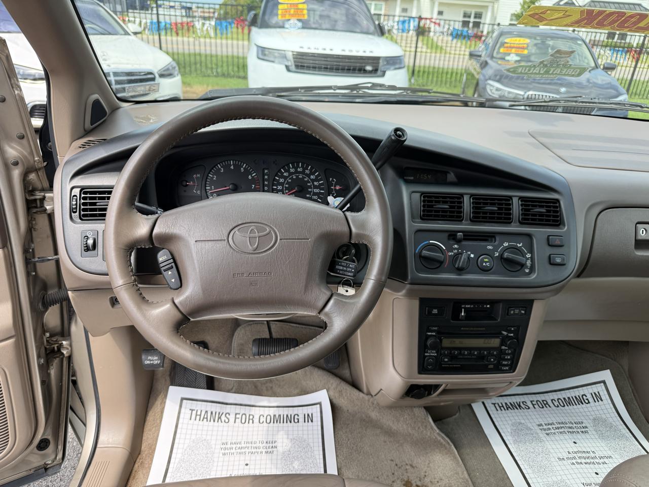 Toyota Sienna LE 4-Door 2000