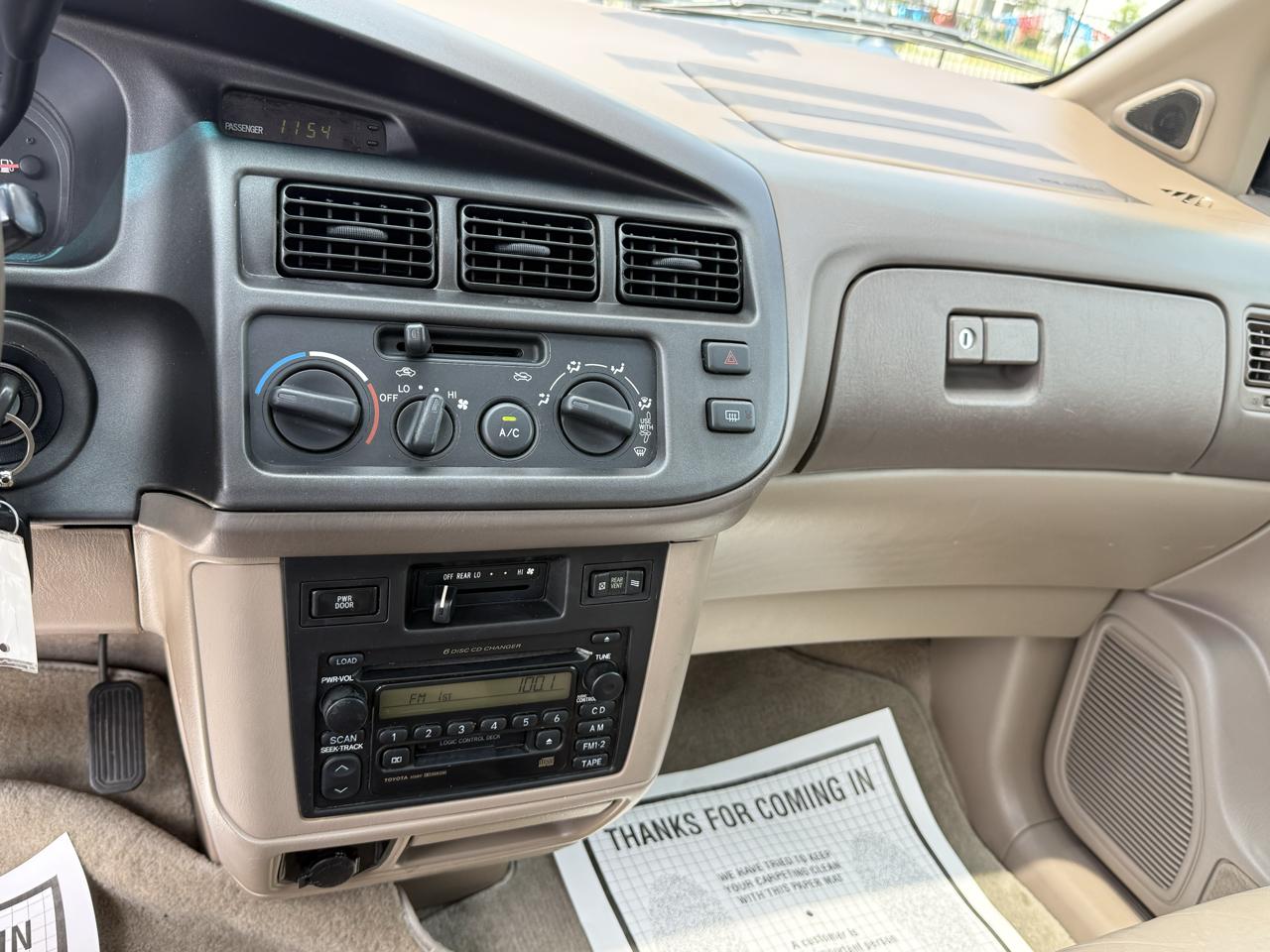 Toyota Sienna LE 4-Door 2000