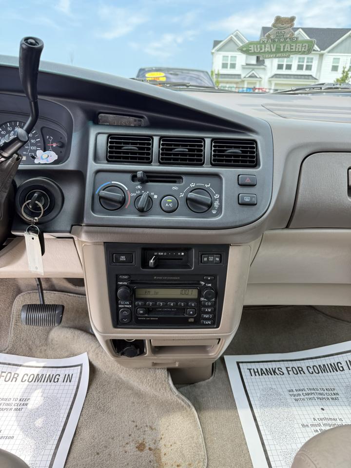 Toyota Sienna LE 4-Door 2000
