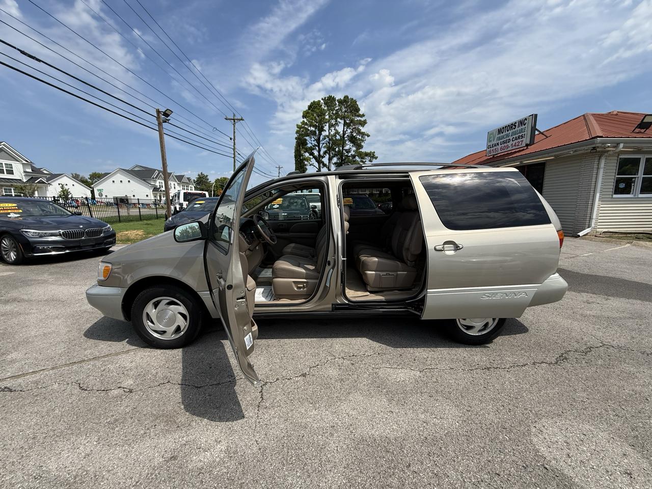 Toyota Sienna LE 4-Door 2000