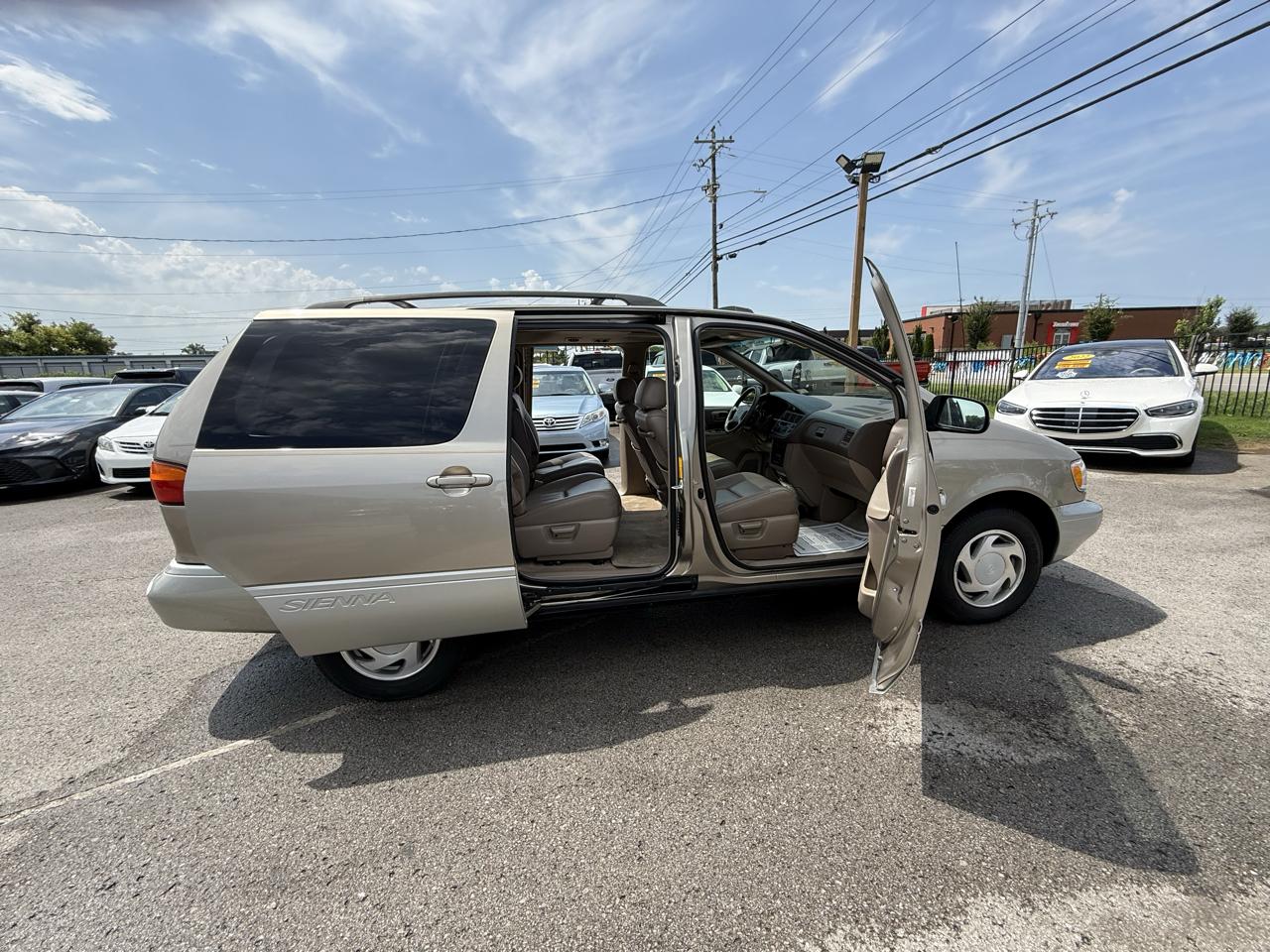 Toyota Sienna LE 4-Door 2000