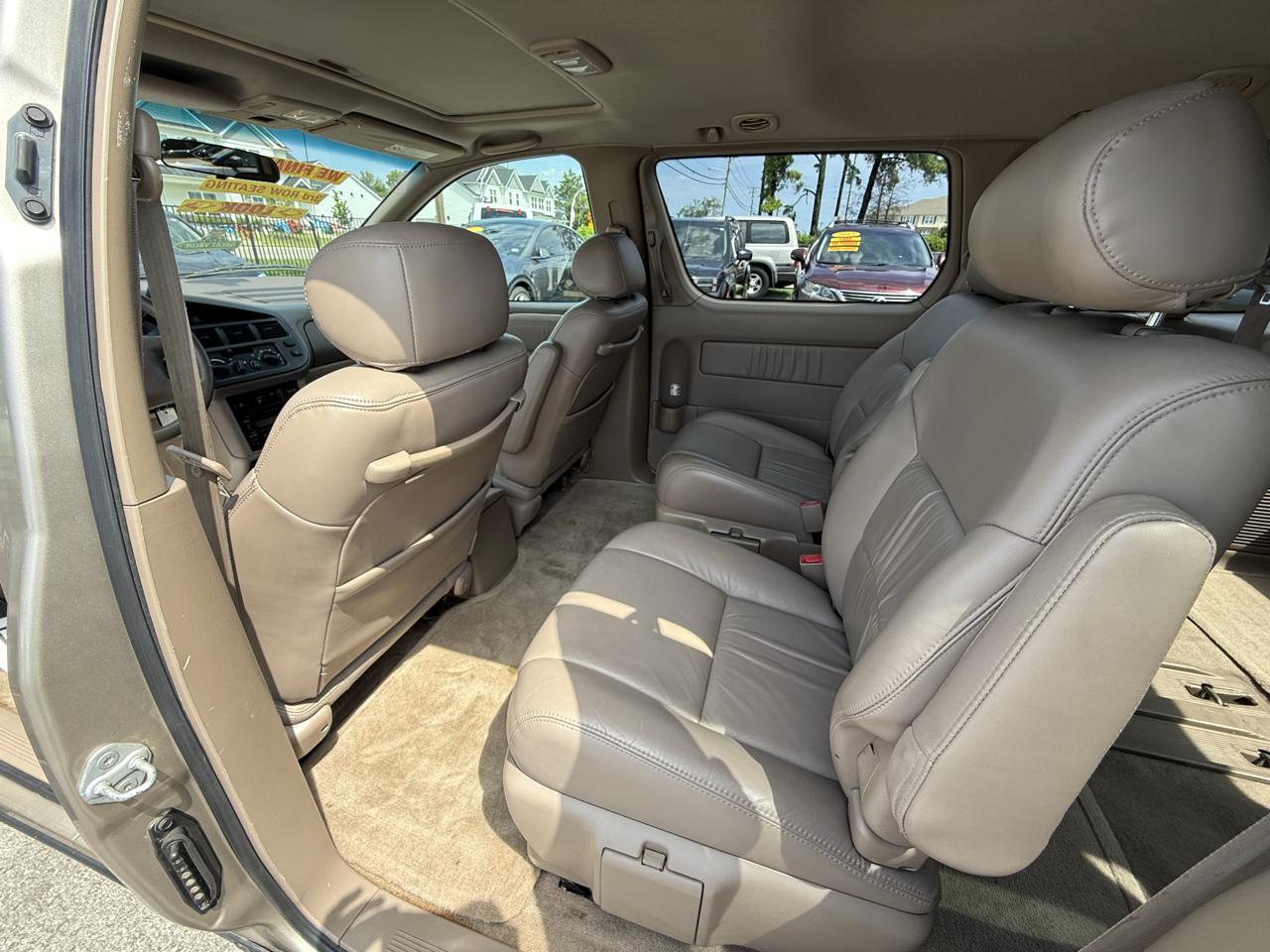 Toyota Sienna LE 4-Door 2000