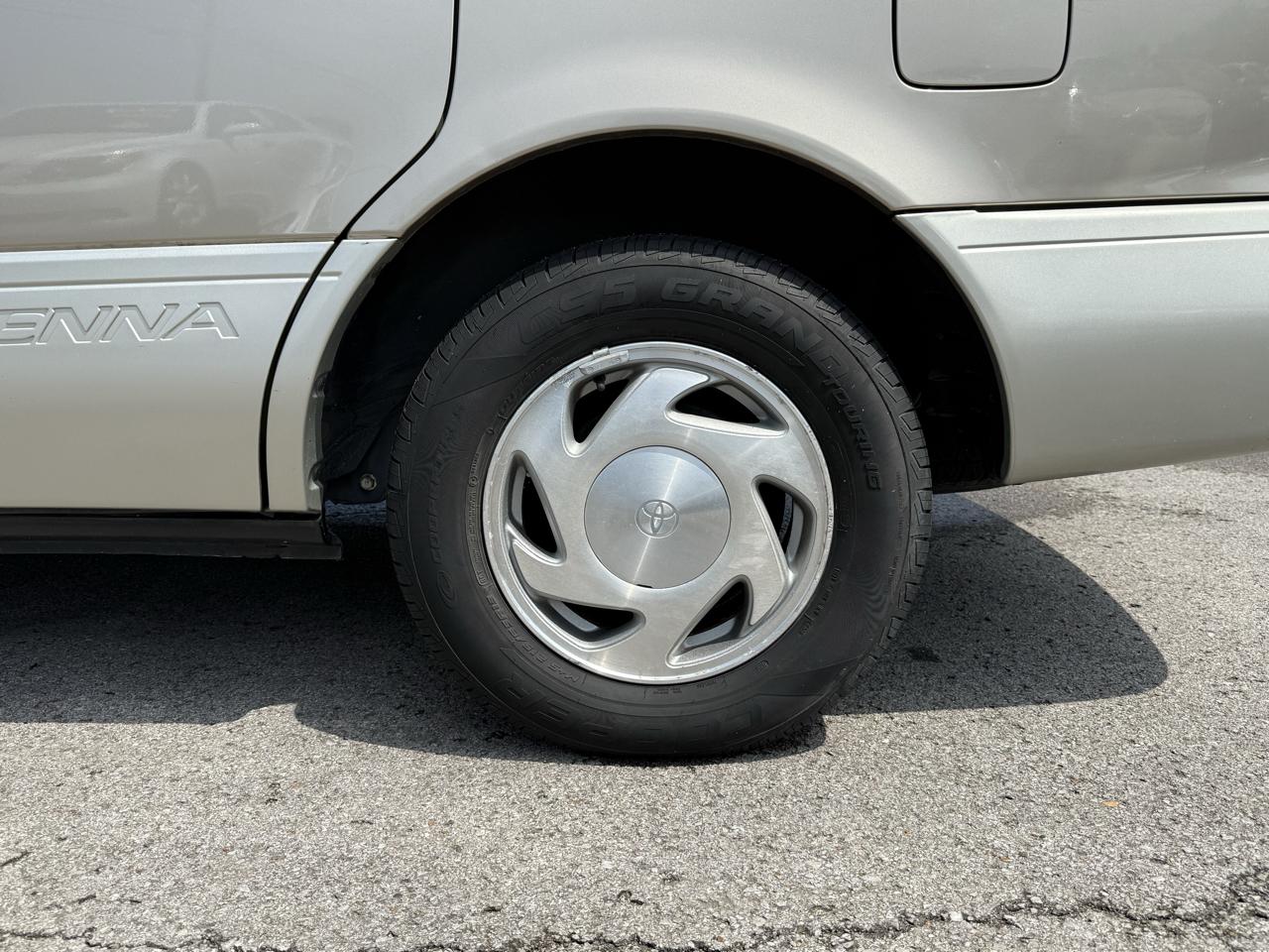 Toyota Sienna LE 4-Door 2000