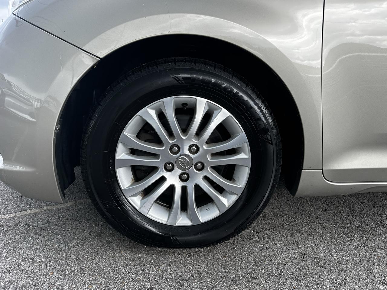 Toyota Sienna XLE FWD 8-Passenger V6 2015