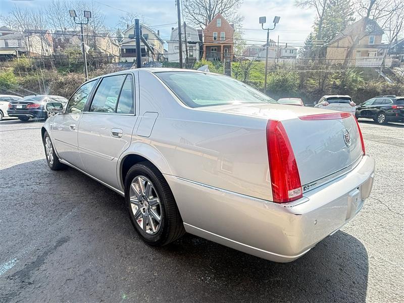 Cadillac DTS  2011