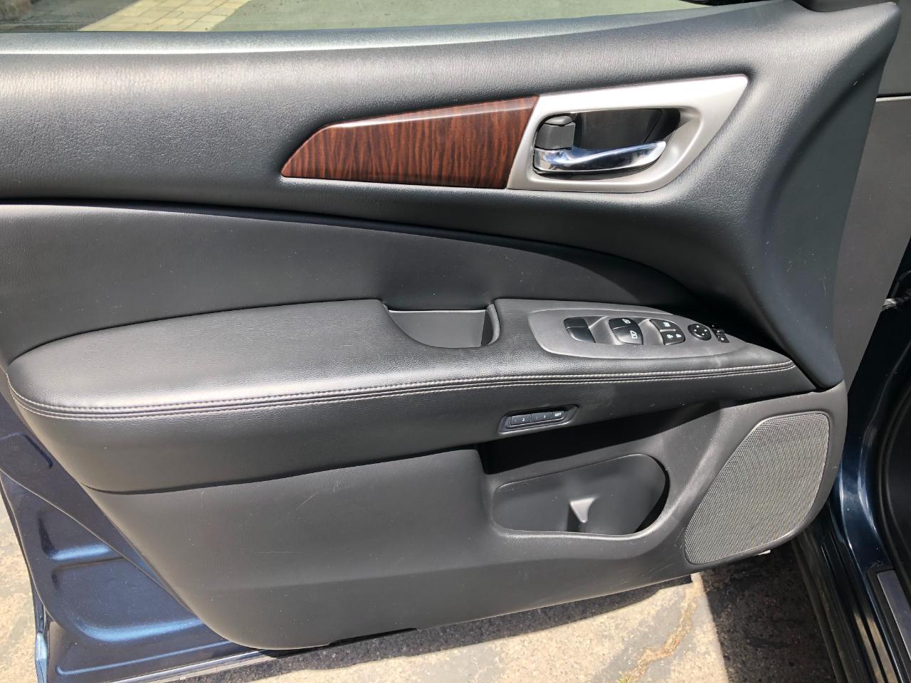 Nissan Pathfinder Platinum 4WD 2013