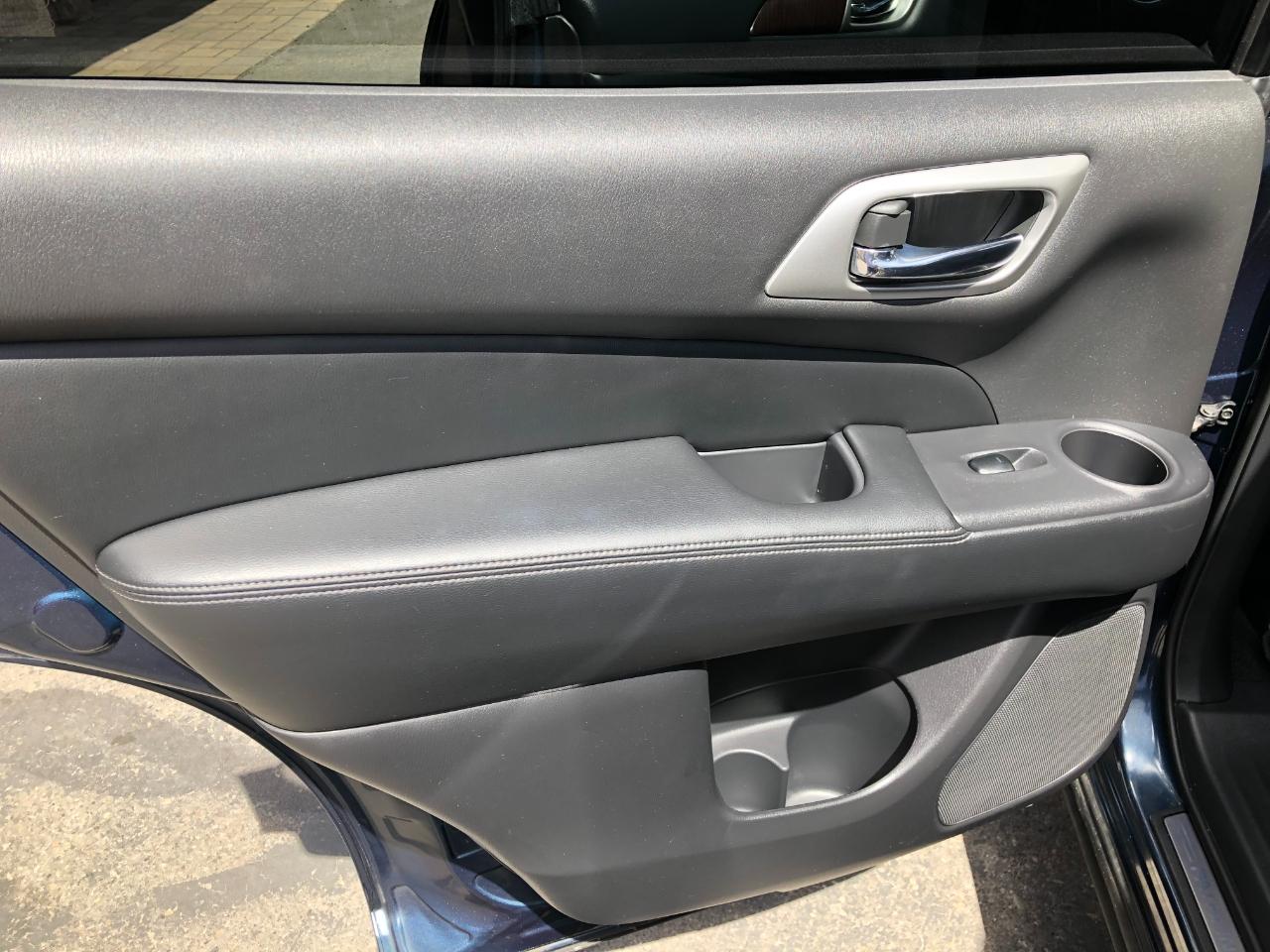 Nissan Pathfinder Platinum 4WD 2013