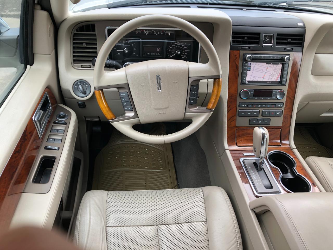Lincoln Navigator 4WD 2011