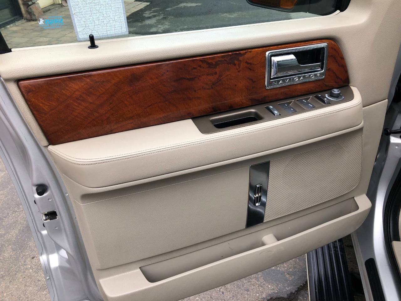 Lincoln Navigator 4WD 2011