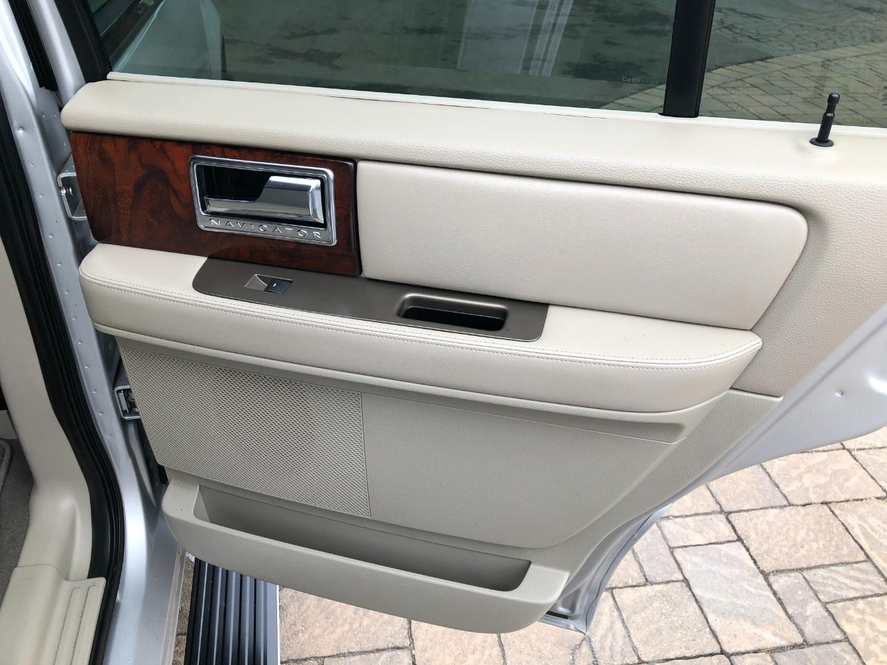 Lincoln Navigator 4WD 2011