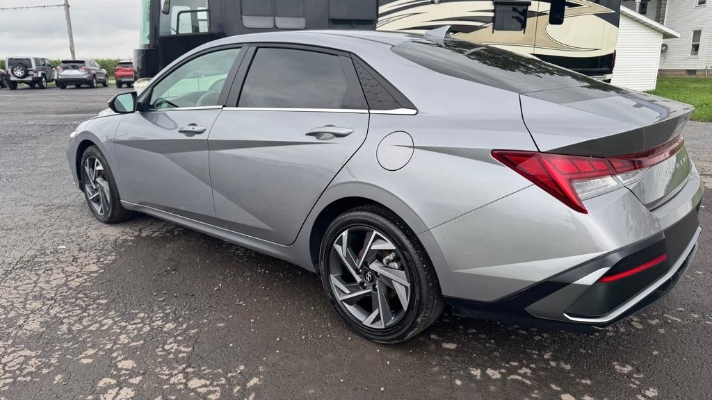 Hyundai Elantra  2025
