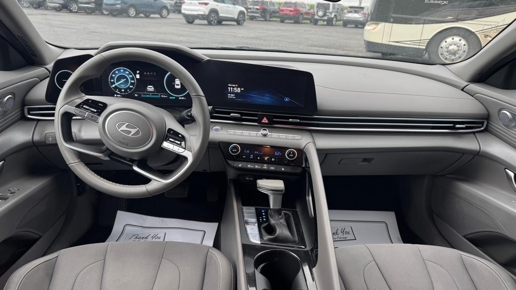 Hyundai Elantra  2025