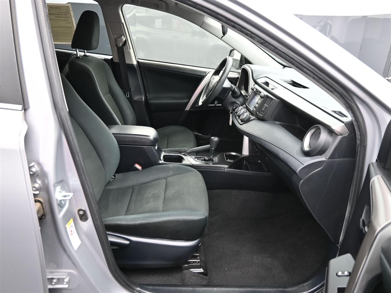Toyota RAV4 LE FWD 2018