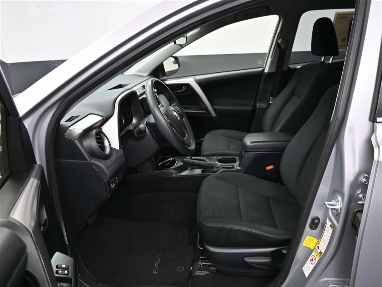 Toyota RAV4 LE FWD 2018