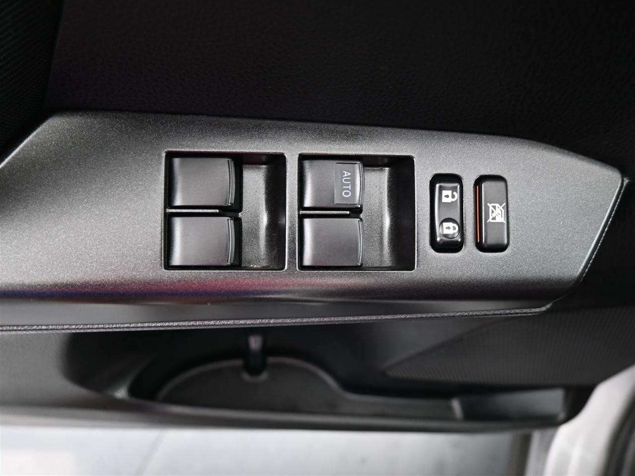 Toyota RAV4 LE FWD 2018