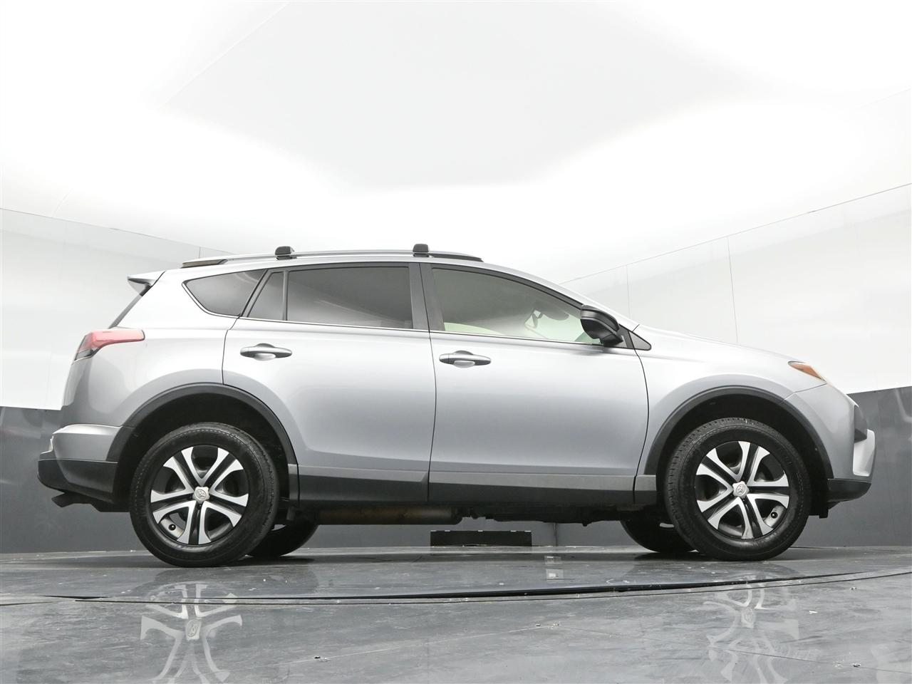 Toyota RAV4 LE FWD 2018