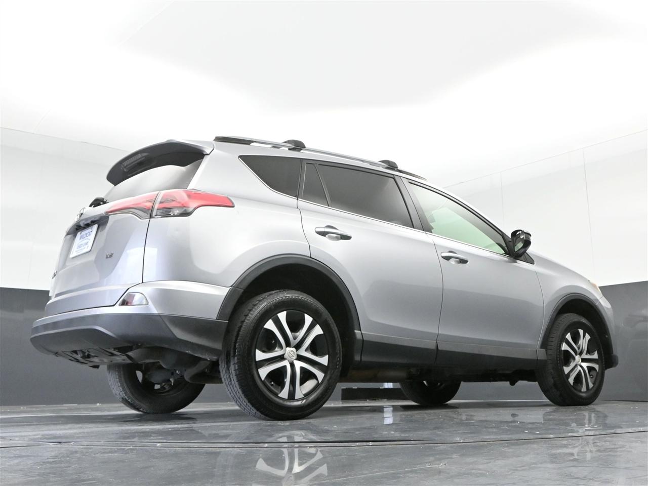 Toyota RAV4 LE FWD 2018
