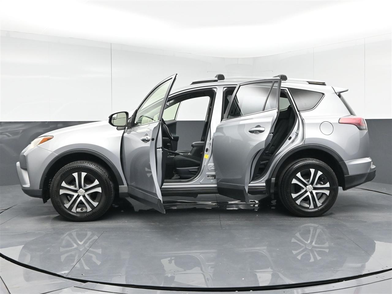 Toyota RAV4 LE FWD 2018