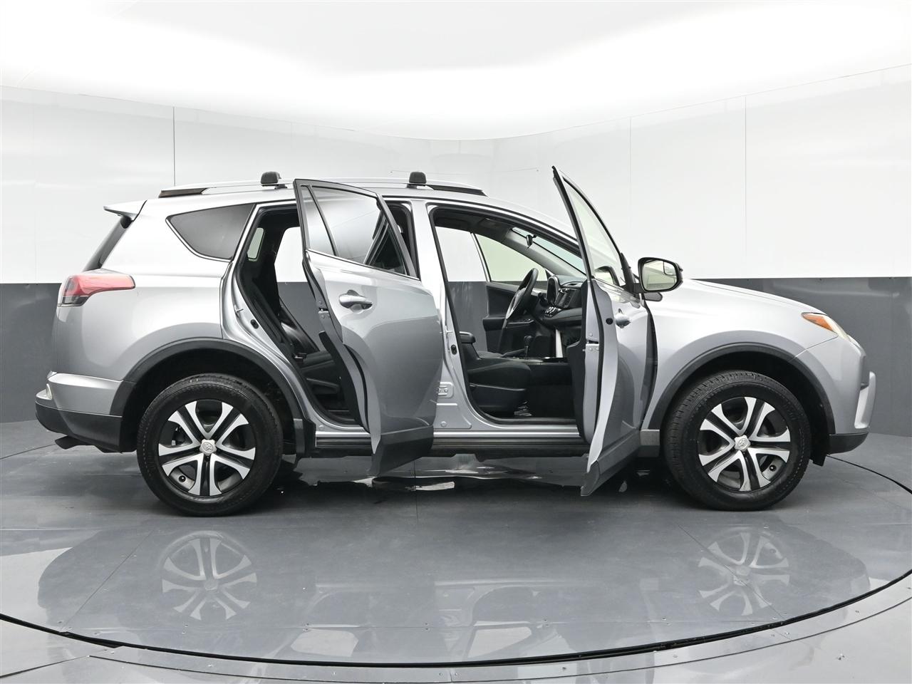 Toyota RAV4 LE FWD 2018