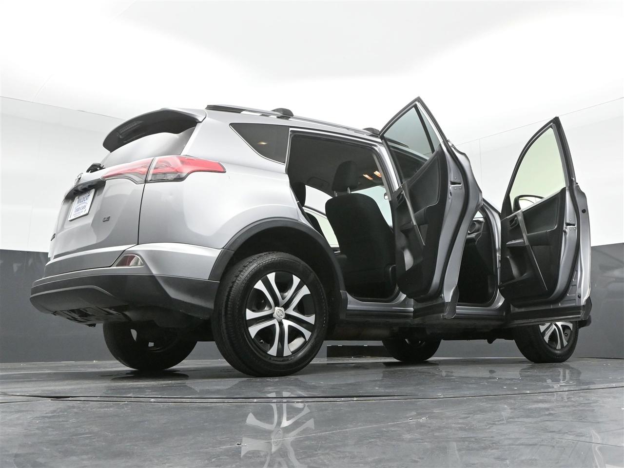 Toyota RAV4 LE FWD 2018