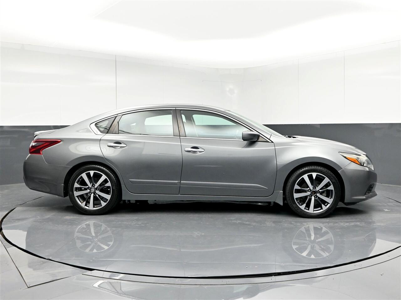 2017 Nissan Altima 2.5 SR photo 4