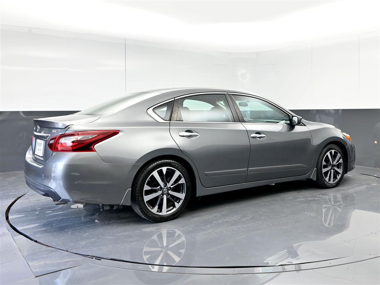 2017 Nissan Altima 2.5 SR photo 5