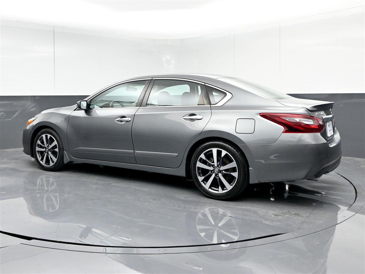 2017 Nissan Altima 2.5 SR photo 7