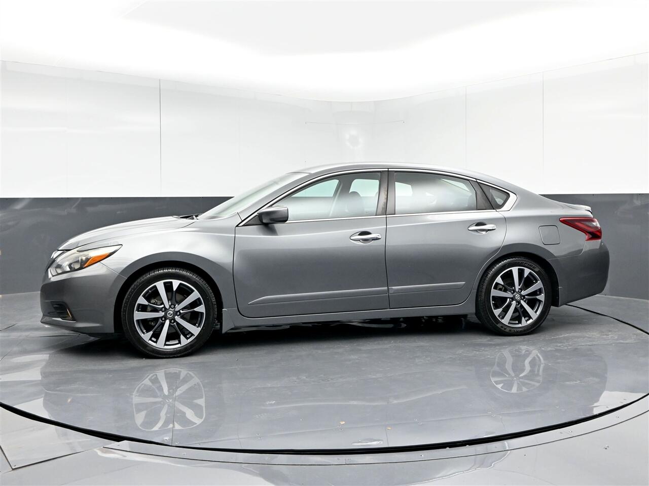 2017 Nissan Altima 2.5 SR photo 8
