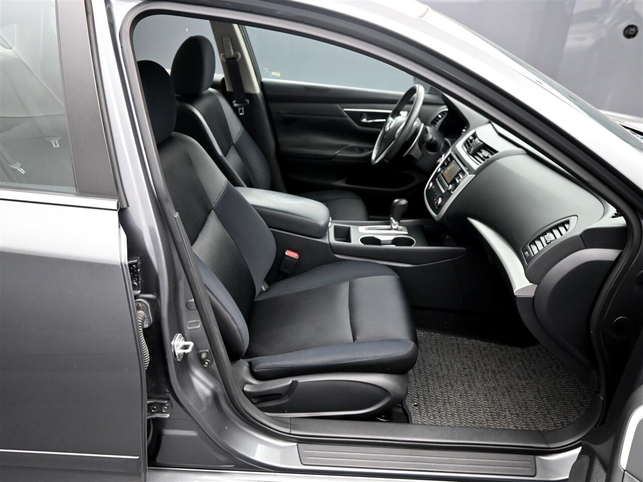2017 Nissan Altima 2.5 SR photo 9