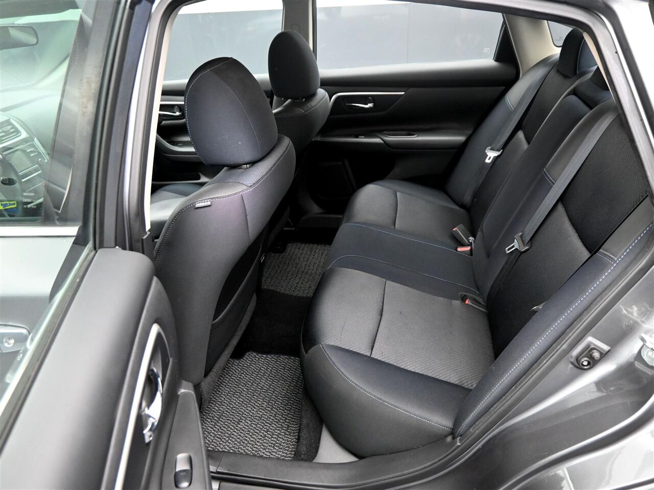 2017 Nissan Altima 2.5 SR photo 10