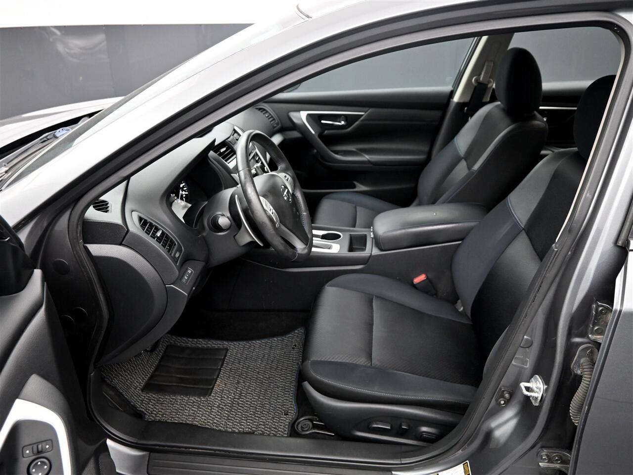 2017 Nissan Altima 2.5 SR photo 11