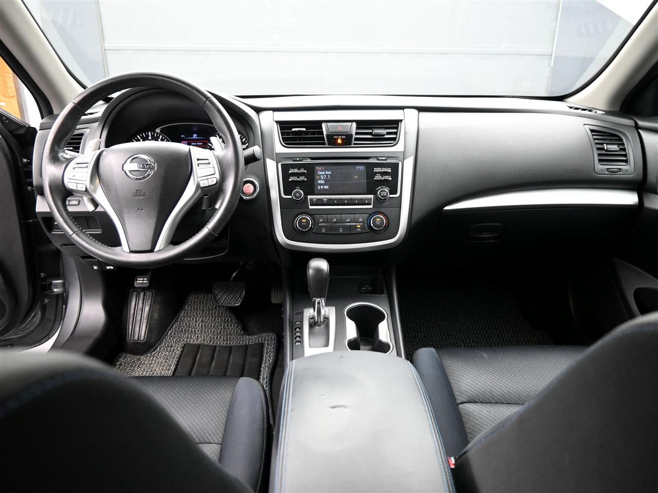 2017 Nissan Altima 2.5 SR photo 12