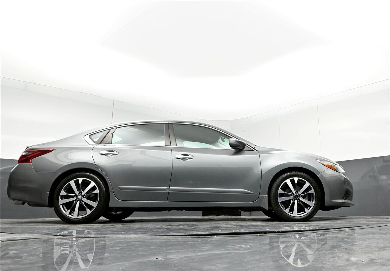 2017 Nissan Altima 2.5 SR photo 32