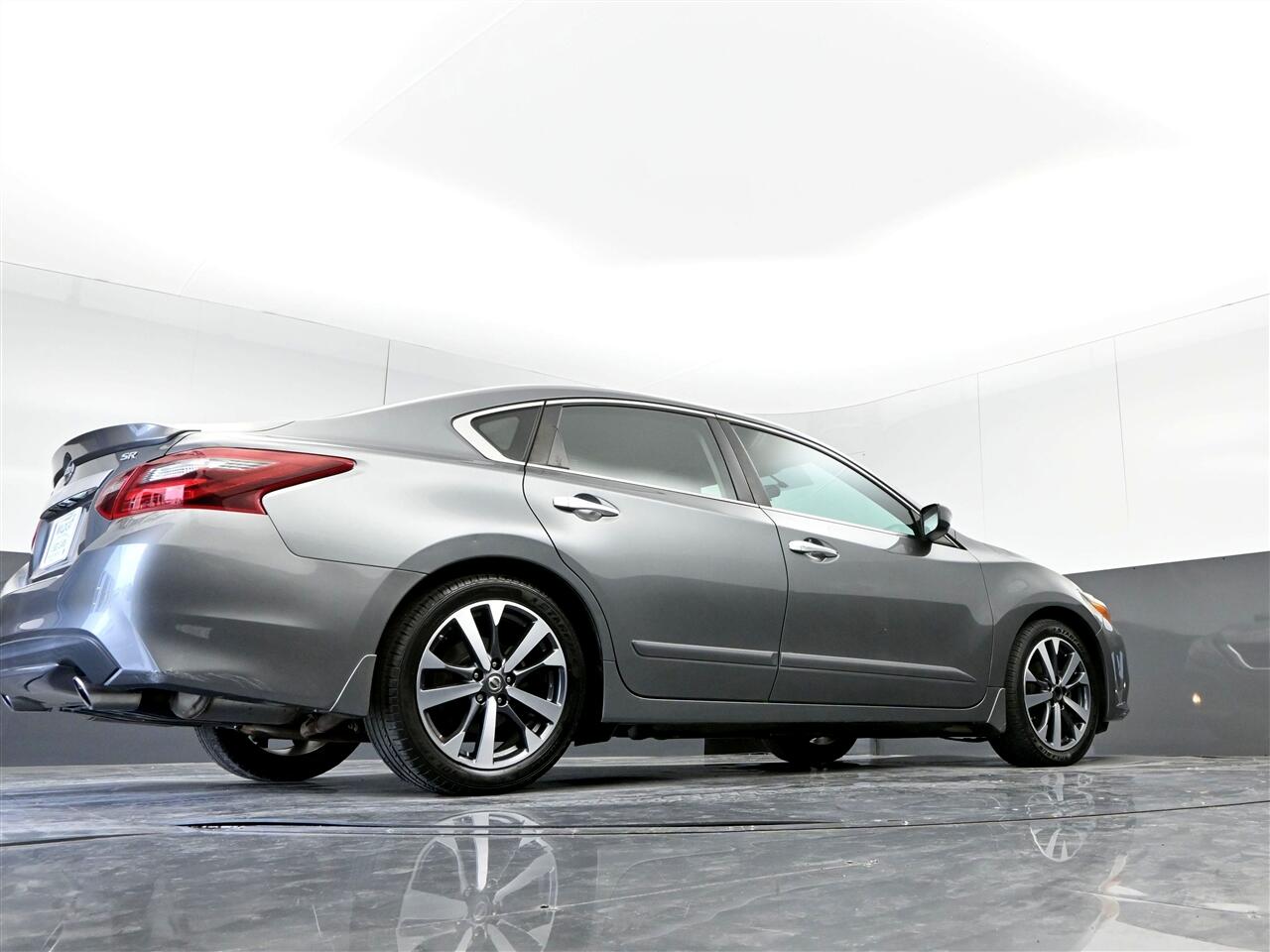 2017 Nissan Altima 2.5 SR photo 33