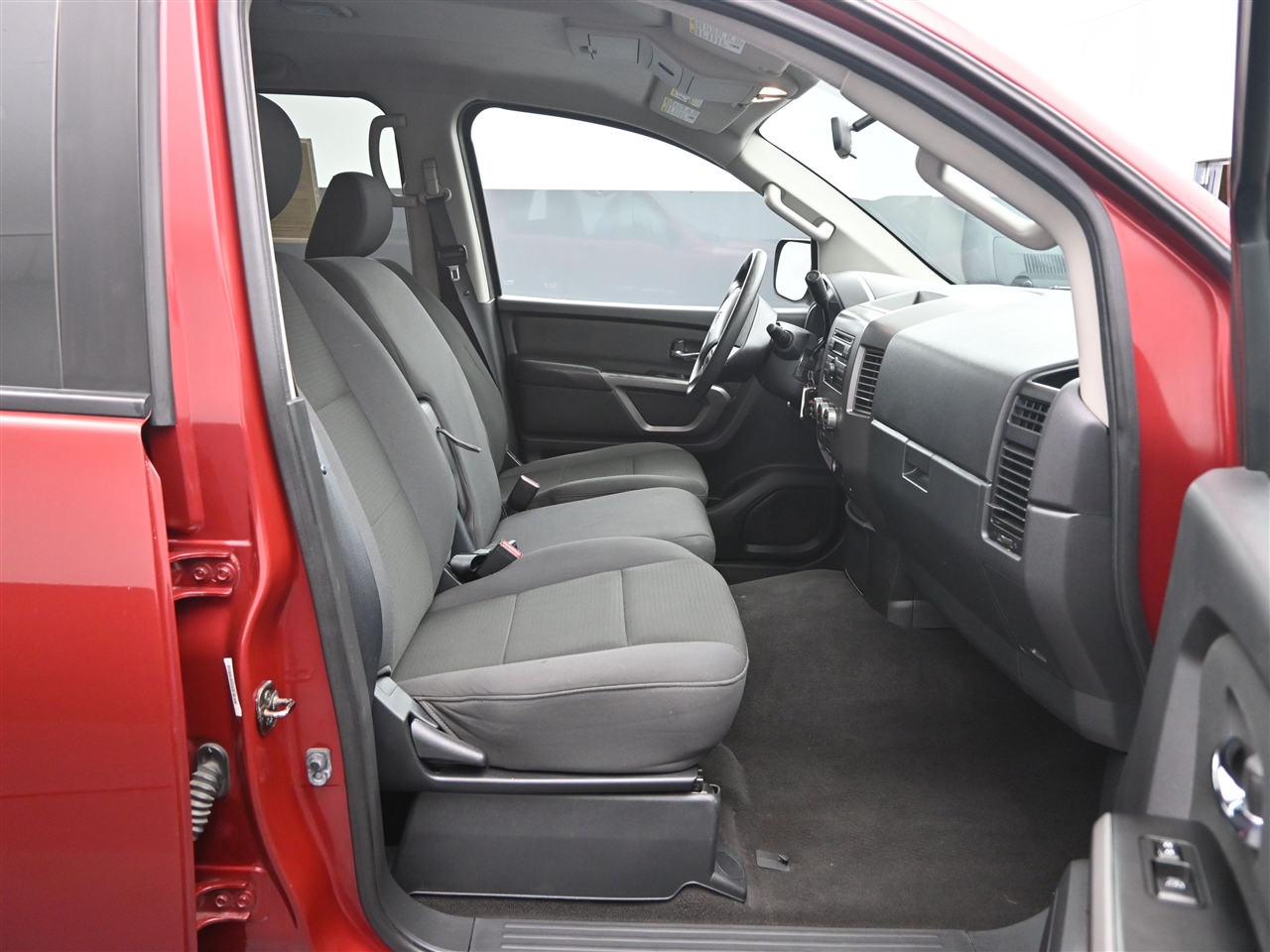 2015 Nissan Titan SL Crew Cab photo 9