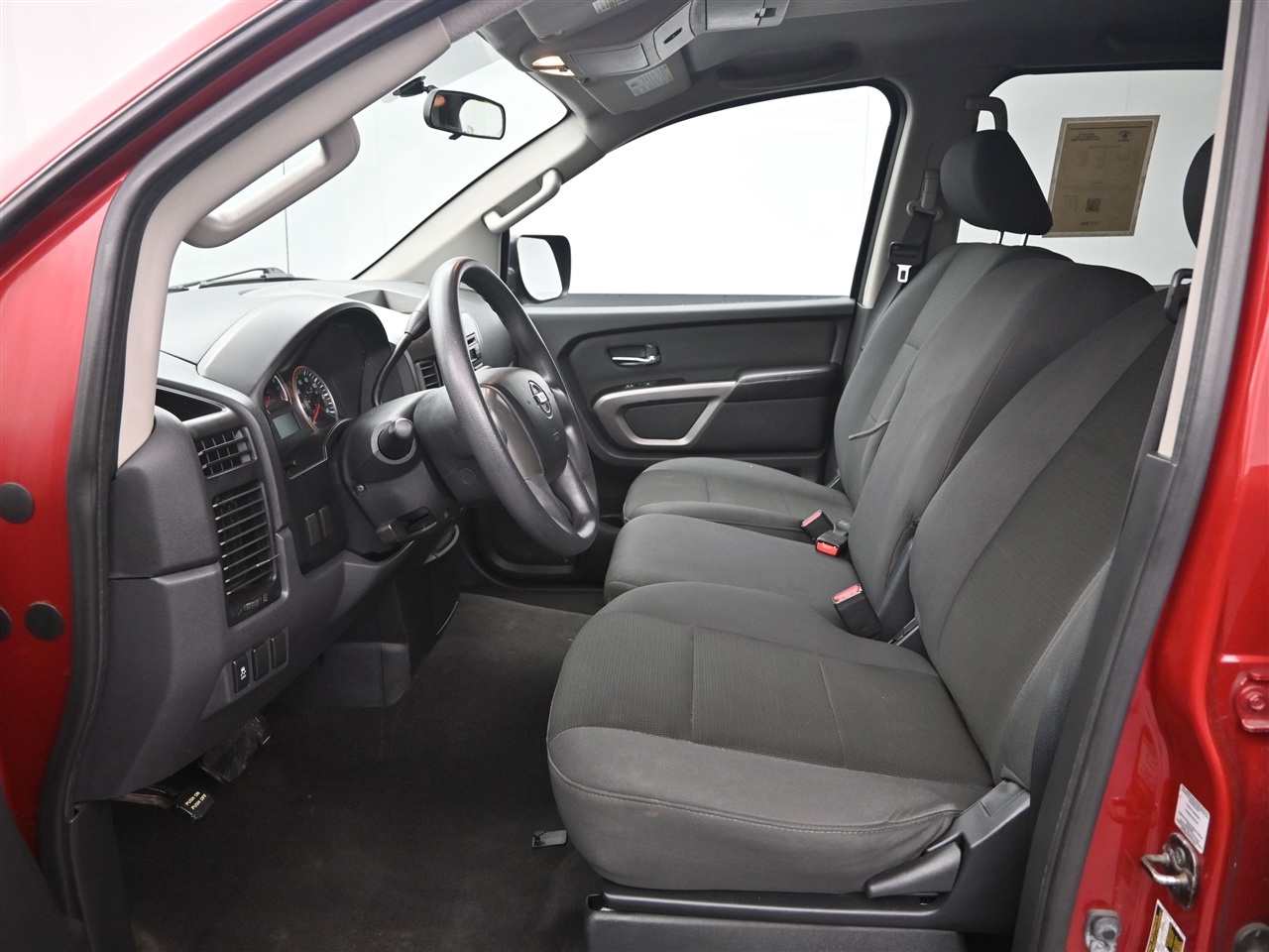 2015 Nissan Titan SL Crew Cab photo 11