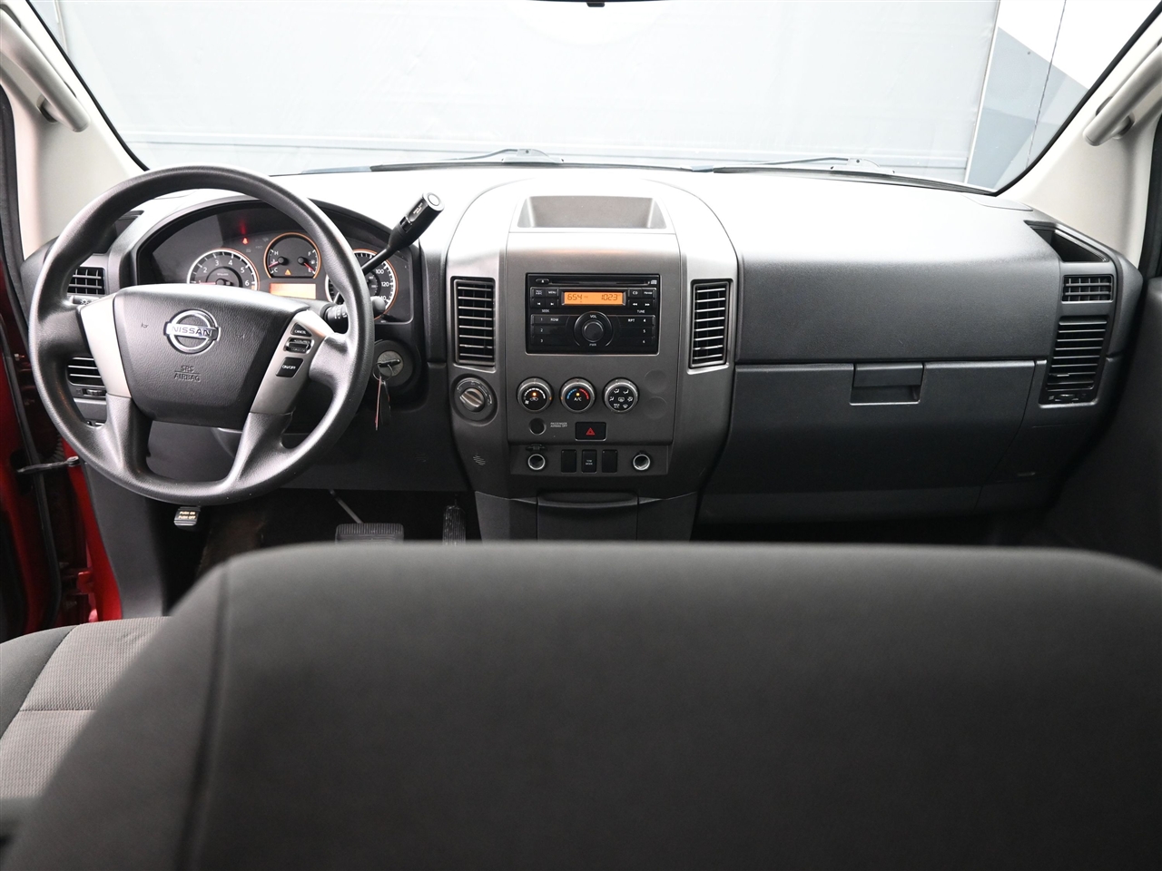 2015 Nissan Titan SL Crew Cab photo 12