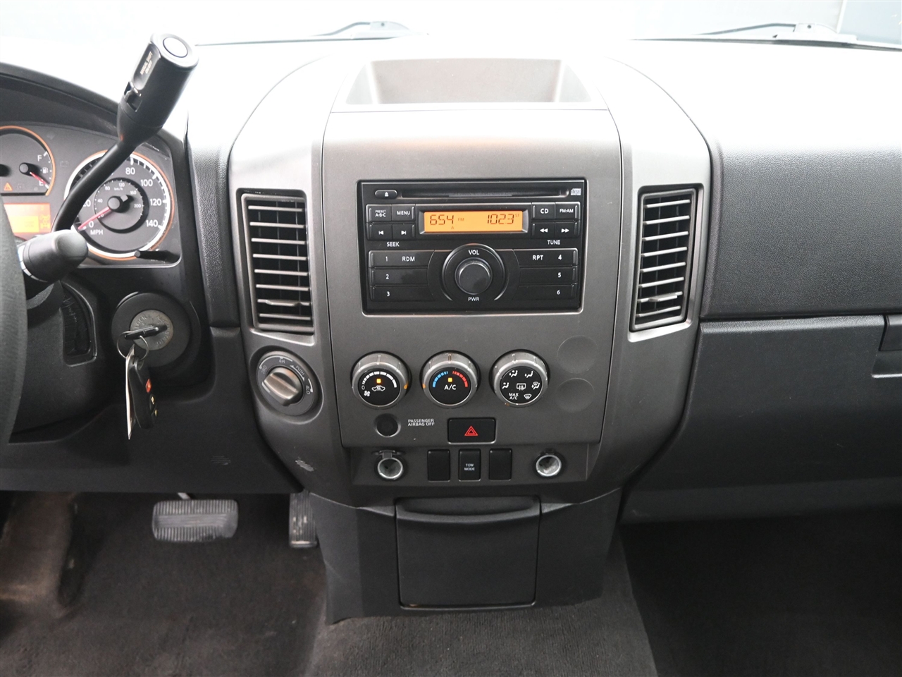 2015 Nissan Titan SL Crew Cab photo 13