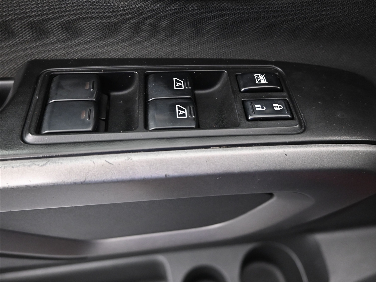 2015 Nissan Titan SL Crew Cab photo 14