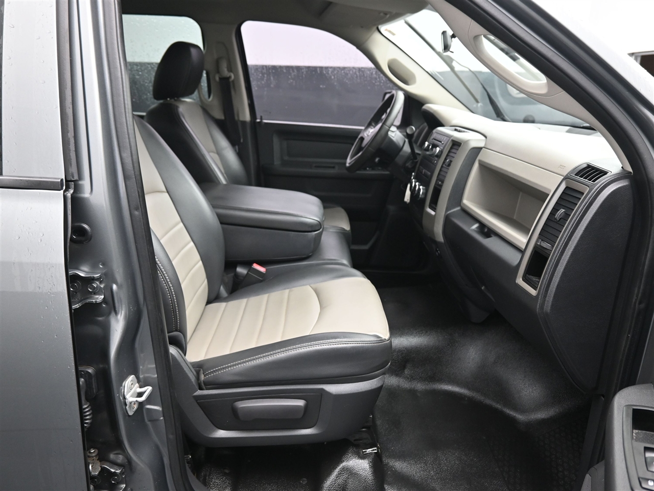 Dodge 1500 ST Quad Cab 4WD 2010 Dodge 1500 ST Quad Cab 4WD 2010